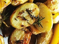 картофель разрезанный на 2 части, картофель пополам, запеченный пополам картофель